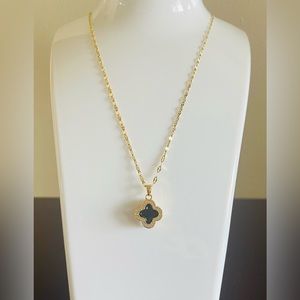 Simple Flower Shaped Pendant Necklace Inlaid With Shiny Zircon 18K Gold Plated